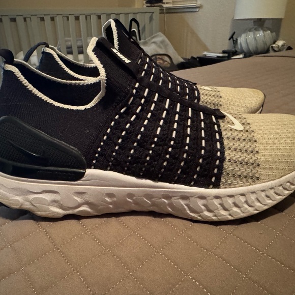 Men's Nike React Phantom Flyknit Black and White Size 9 Shoes, Good Condition